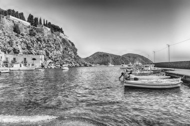 Marina Corta 'nın manzarası, İtalya' nın Aeolian Adaları 'nın en büyük şehri olan Lipari' nin küçük bir limanı.
