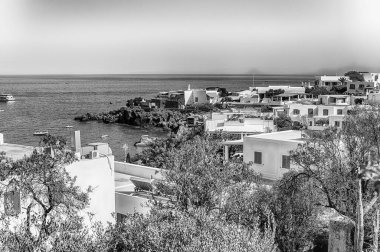 İtalya 'nın Aeolian Adaları' nda yaşayan yedi kişinin en küçüğü olmasına rağmen uluslararası alanda ünlü ziyaretçileriyle tanınan Panarea plajına bakın.