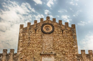 Taormina, Sicilya, İtalya 'nın en önemli şehirlerinden biri olan Aziz Niklas' a adanmış Katedralin manzaralı cephesi.