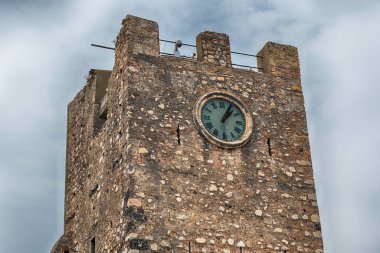 Antik saat kulesi, Taormina, Sicilya, İtalya 'nın merkez meydanında ikonik bir simge.