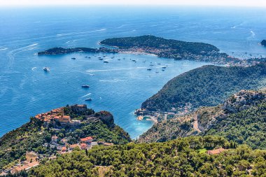 Eze kasabası yakınlarındaki Fransız Rivierası kıyı şeridi üzerinde manzara, Nice şehri yakınlarındaki ikonik köy, Fransa 'nın Cote d' Azur kenti.