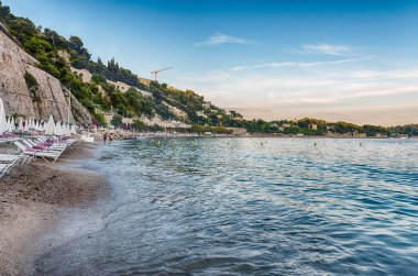 Fransız Rivierası 'ndaki Provence-Alpes-Cote d' Azur bölgesinde Villefranche-sur-mer 'deki manzaralı Marinieres Plajı.