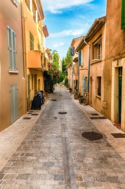 Saint-Tropez, Cote d 'Azur, Fransa' nın pitoresk sokaklarında yürüyorum. Kasaba, Avrupa ve Amerikan jet sosyetesi ve turistler için dünyaca ünlü bir tatil beldesi.