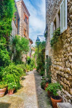 Saint-Paul-de-Vence, Cote d 'Azur, Fransa' nın pitoresk sokaklarında yürüyorum. Fransız Rivierası 'nın en eski ortaçağ kasabalarından biridir.