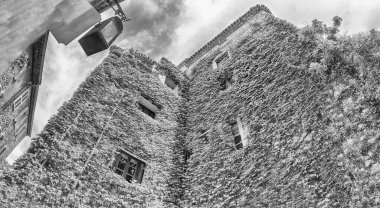 Saint-Paul-de-Vence, Cote d 'Azur, Fransa' nın pitoresk sokaklarında yürüyorum. Fransız Rivierası 'nın en eski ortaçağ kasabalarından biridir.