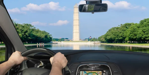 驾驶一辆汽车前往华盛顿特区的华盛顿纪念碑和反思池 — 图库照片