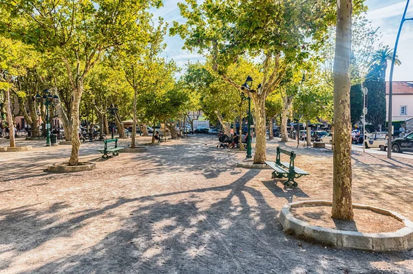 風光明媚なPlace Des Lices Saint Tropez Cote Azur フランス 広場には地方市場と一般的なボウルプレーヤーのための遊び場の両方があります — ストック写真