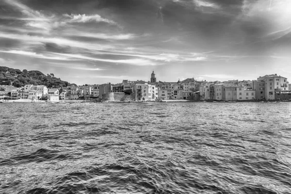 Saint-Tropez, Cote d 'Azur, Fransa manzaralı. Şehir, Avrupa ve Amerikan jet sosyetesi ve turistler için dünyaca ünlü bir tatil beldesidir.