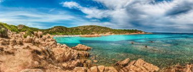 İkonik Spiaggia del Principe 'nin panoramik manzarası, en güzel plajlardan biri, Sardunya, İtalya