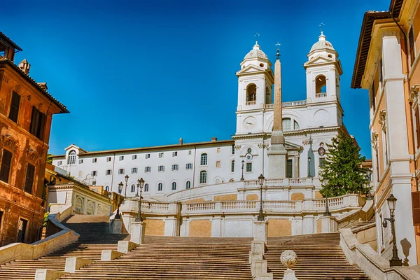 Trinita Dei Monti Templom Ikonikus Látnivaló Piazza Spagna Spanyol Lépcsők — Stock Fotó