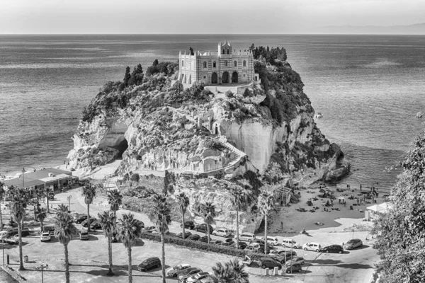 Tropea 'daki Santa Maria dell' Isola Kilisesi, İtalya 'nın Calabria eyaletinde yer alan Tyrhenia Denizi' nin bir parçası olan Saint Euphemia Körfezi 'nde bulunan bir sahil beldesi.