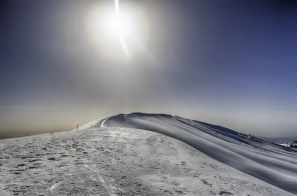 Paisaje Invernal Escénico Con Montañas Cubiertas Nieve Situado Campocatino Ciudad — Foto de Stock