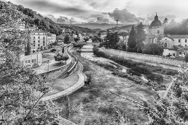Landschappelijk Uitzicht Oude Binnenstad Met Rivier Busento Historische Gebouwen Cosenza — Stockfoto