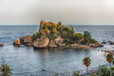 Isola Bella 'ya bak, Taormina, Sicilya, İtalya yakınlarındaki küçük bir ada. İyon Denizi 'ndeki küçük bir körfezde yer alan körfez, anakara sahiline dar bir yol ile bağlıdır.