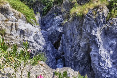 Etna Dağı 'ndan yükselen kristalize lav boyunca Alcantara nehri tarafından aşınmış geçitlerin ve vadilerin etkileyici doğal sistemi. Taormina, Sicilya, İtalya yakınlarında yer almaktadır.