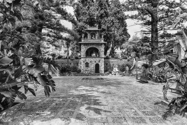 Güzel halk bahçesinin içindeki tarihi pavyon, Taormina, Sicilya, İtalya 'nın en önemli şehirlerinden biri.
