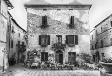 Pienza, İtalya - 23 Haziran 2019 'da Pienza, Tuscany, İtalya' da bulunan Piazza di Spagna 'nın manzarası. Pienza 1996 yılında Unesco tarafından Dünya Mirası olarak ilan edildi.