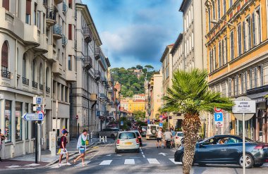 Nice, Fransa - 11 Ağustos 2019 'da Saint-Francois de Paule caddesi ve Nice' in merkezindeki Chateau Tepesi üzerinde Cote d 'Azur, Fransa