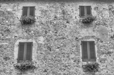 San Gimignano 'nun ortaçağ mimarisinin pencereleri, Siena' nın ikonik bir kasabası ve İtalya 'nın Toskana kentinin en çok ziyaret edilen yerlerinden biri.