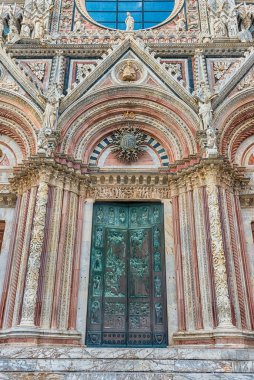 İtalya, Toskana, Siena 'daki Gotik Katedrali' nin portalının manzarası. 1348 yılında tamamlanan kilise, Meryem 'in varsayımına adanmıştır ve Siena' nın en çok ziyaret edilen manzaralarından biridir.