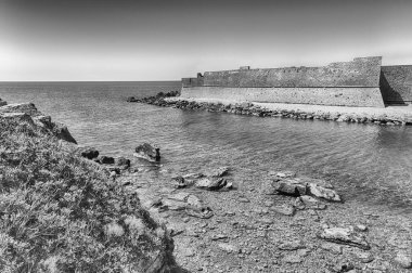 İtalya 'nın başkenti Isola di Capo Rizzuto' daki İyon Denizi üzerindeki Aragonese Kalesi manzarası.