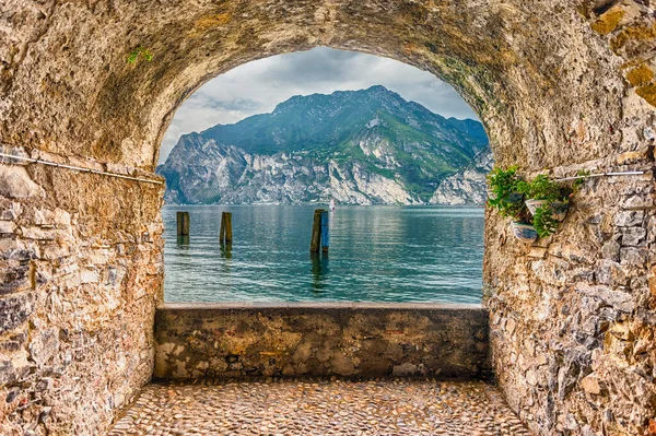 Γραφικό Βράχο Αψίδα Μπαλκόνι Θέα Στη Λίμνη Garda Από Την — Φωτογραφία Αρχείου