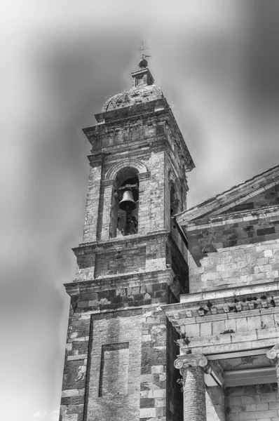 İtalya 'nın Toskana eyaletindeki Montalcino Katolik Katedrali' nin çan kulesi.