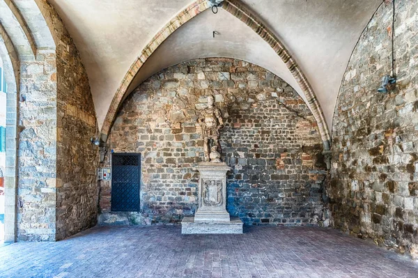 Innenhof Des Mittelalterlichen Palazzo Dei Priori Eines Der Wahrzeichen Von — Stockfoto