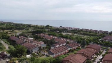 İtalya 'nın Thyrrenian Denizi' ndeki Cosenza eyaletindeki Calabria kıyı şeridi üzerinde manzaralı hava manzarası