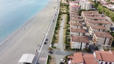 İtalya 'nın Thyrrenian Denizi' ndeki Cosenza eyaletindeki Calabria kıyı şeridi üzerinde manzaralı hava manzarası