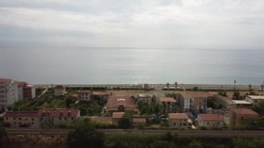 İtalya 'nın Thyrrenian Denizi' ndeki Cosenza eyaletindeki Calabria kıyı şeridi üzerinde manzaralı hava manzarası