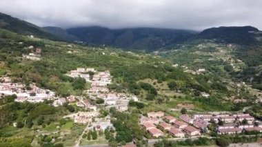 İtalya 'nın güneyindeki Calabria' da küçük bir turistik köy olan Torremezzo di Falconara üzerinde manzara