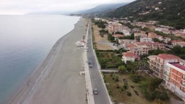 İtalya 'nın Thyrrenian Denizi' ndeki Cosenza eyaletindeki Calabria kıyı şeridi üzerinde manzaralı hava manzarası