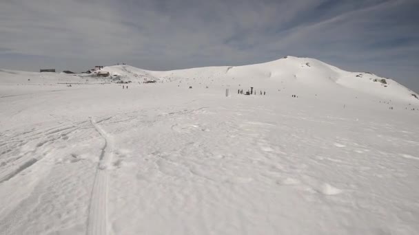 Живописный Зимний Пейзаж Заснеженными Горами Расположенный Campocatino Туристический Лыжный Городок — стоковое видео