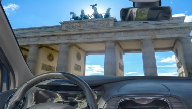 Brandenburg Kapısı, Berlin, Almanya manzaralı bir arabanın ön camından bakıyorum.