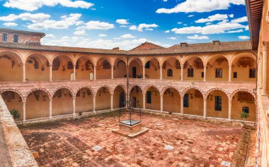 Saint Francis Bazilikası, Assisi, İtalya 'da manzaralı avlu panoramik manzara. UNESCO Dünya Mirasları Alanı 2000 yılından beri