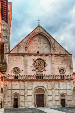 Ortaçağ Katedrali, Assisi, İtalya'nın dış görünümüyle. Kilise San Rufino için adanmış