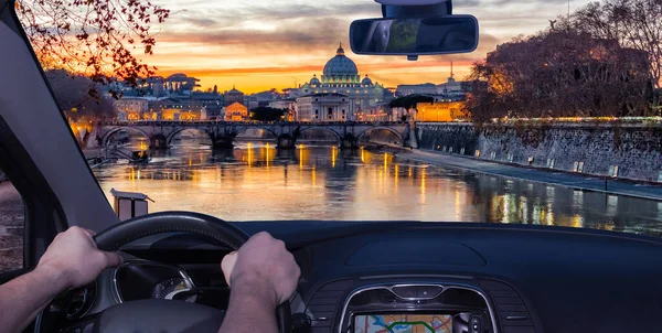 在意大利罗马一个美妙的日落时分 驾车驶向圣彼得教堂 — 图库照片