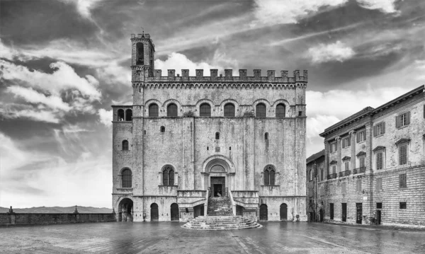 Widok Palazzo Dei Consoli Średniowiecznym Budynku Naprzeciwko Malowniczego Placu Piazza — Zdjęcie stockowe