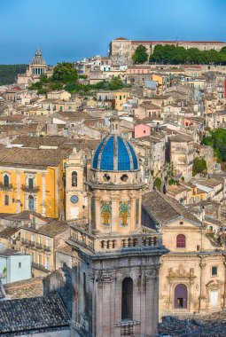 Ragusa İbla 'nın panoramik manzarası, İtalya' nın Ragusa şehrinin geniş bir dizi Barok mimarisi ve manzaralı alt ilçesine ev sahipliği yapıyor.