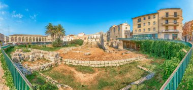 Apollo Tapınağı 'nın kalıntıları, Ortygia Adası' nın simgesel simgesi, Sicilya 'nın tarihi merkezi, İtalya