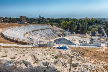Yunan Syracuse Tiyatrosu manzarası, İtalya 'nın Sicilya arkeolojik parkının simgesel simgesi.