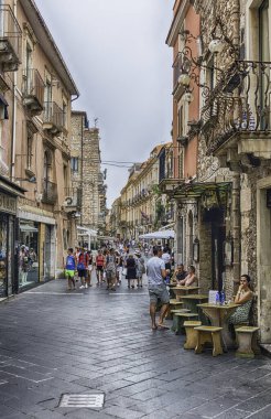 TAORMINA, İtalya - 11 Ağustos 2021: Taormina, Sicilya, İtalya 'nın pitoresk caddelerinde yürümek