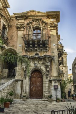 RAGUSA, İtalya - 13 AĞUSTOS 2021: Palazzo della Cancelleria cephesi, Barok binası ve İtalya Ragusa, Sicilya 'daki ikonik simge