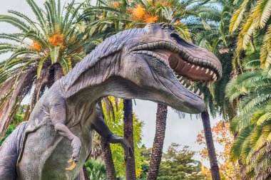 ROME - 21 Kasım 2021: Dinozorlar, İtalya 'nın tarihi Botanik Bahçesi' nde düzenlenen 