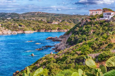 İtalya 'nın Sassari ilindeki Bonifacio Boğazı' nda, Sardinya 'nın kuzey ucunda yer alan Santa Teresa Gallura kıyısındaki manzaralı hava manzarası