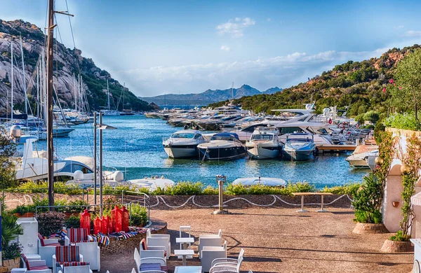 Kilátás Kikötő Luxus Jachtok Poltu Quatu Szardínia Olaszország Festői Város — Stock Fotó