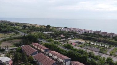 İtalya 'nın Thyrrenian Denizi' ndeki Cosenza eyaletindeki Calabria kıyı şeridi üzerinde manzaralı hava manzarası