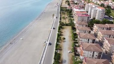 İtalya 'nın Thyrrenian Denizi' ndeki Cosenza eyaletindeki Calabria kıyı şeridi üzerinde manzaralı hava manzarası