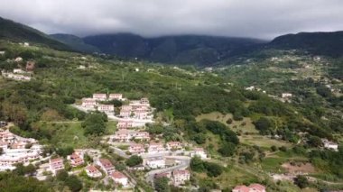İtalya 'nın güneyindeki Calabria' da küçük bir turistik köy olan Torremezzo di Falconara üzerinde manzara